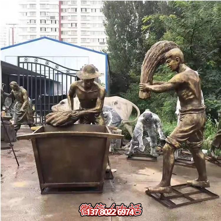 玻璃鋼仿銅農耕人物雕塑，美化戶外景區