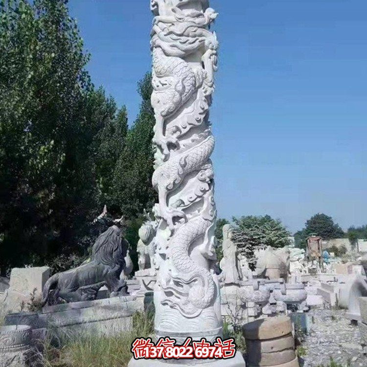 仿古石雕龍柱雕塑，為廣場增添古典魅力