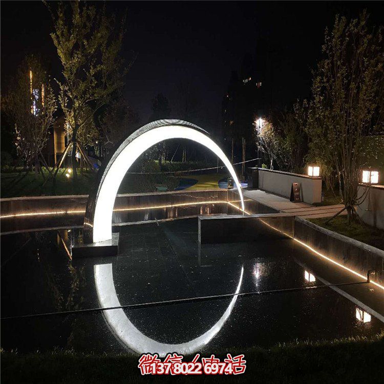 月牙形不銹鋼雕塑，美化城市水景