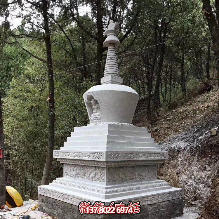 古老漢白玉石雕舍利塔，紀念古代寺廟的傳統藝術
