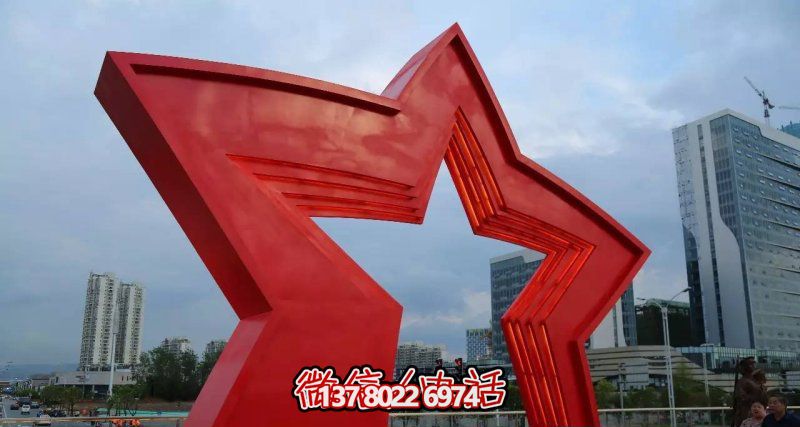 不銹鋼雕塑拱門，點綴景觀廣場