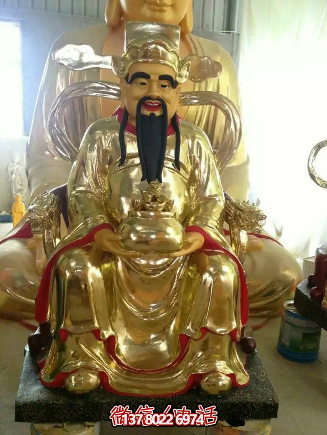 鎏金財(cái)神佛像雕塑，室內(nèi)供奉神像