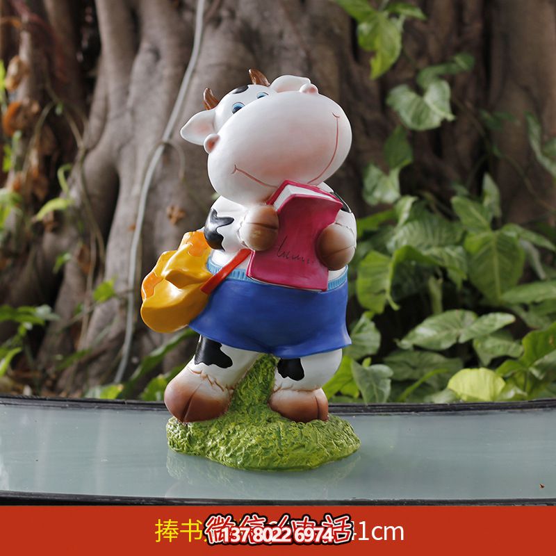 玻璃鋼雕塑牛，伴你一起看書(shū)，營(yíng)造完美草坪