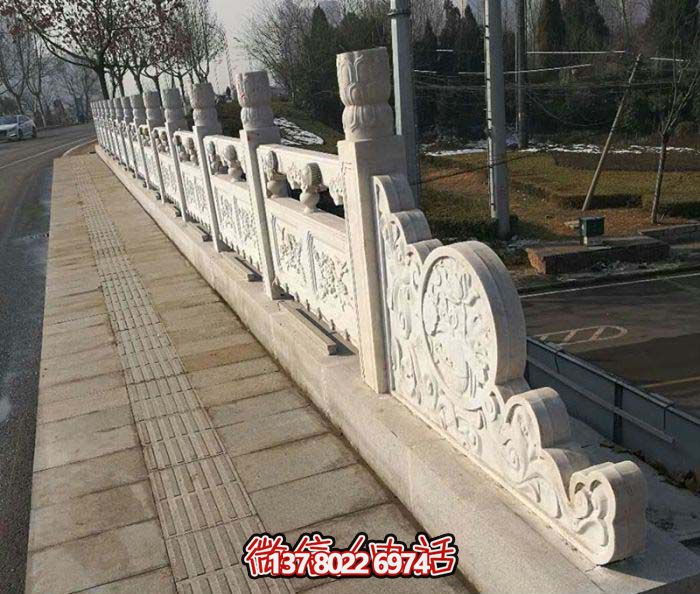 現代城市綠化防護欄桿，融入自然元素的花崗巖石雕