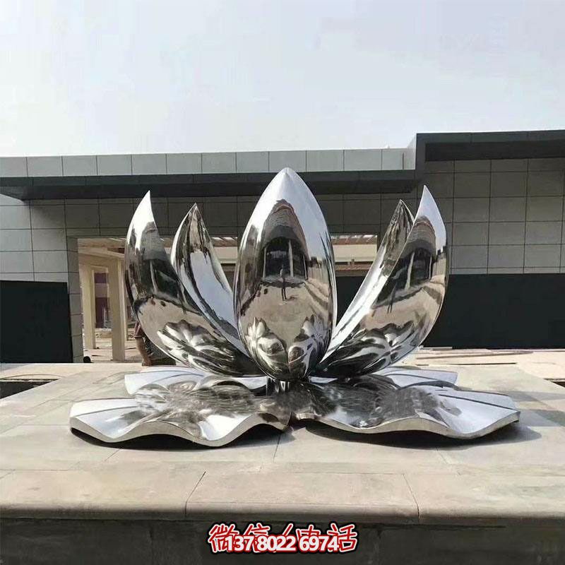 大型不銹鋼蓮花雕塑，鏡面反射景觀