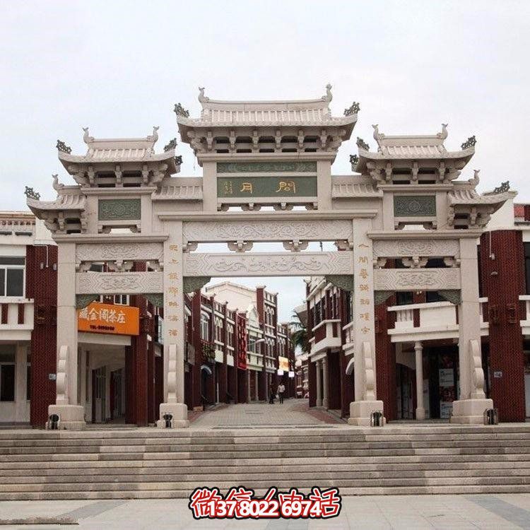精美中式三門牌坊，裝飾大理街道