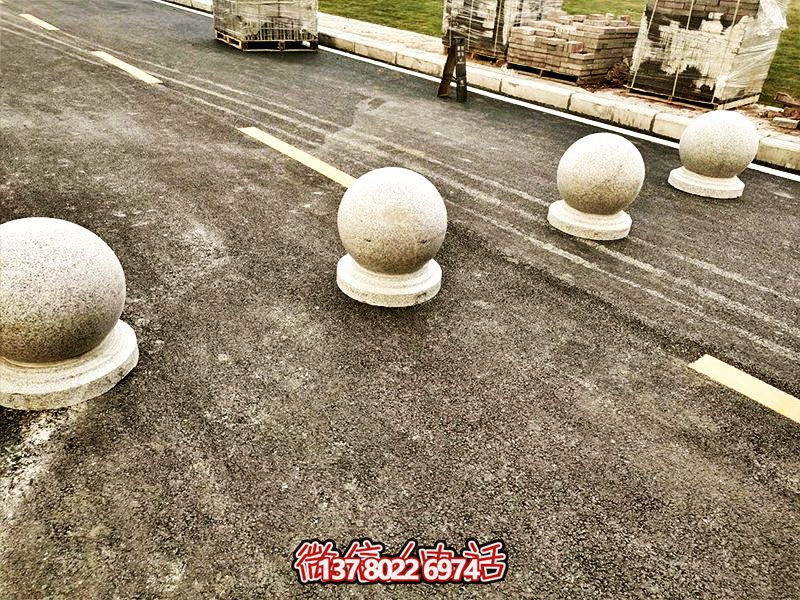 球形路障,為小學(xué)路邊擺放的安全隔離車(chē) 球形路障,為小學(xué)路邊擺放的安全隔離車(chē)