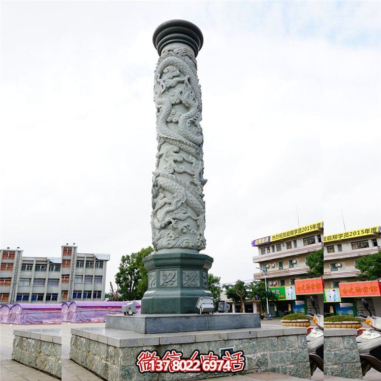 大理石浮雕龍柱，點綴校園廣場