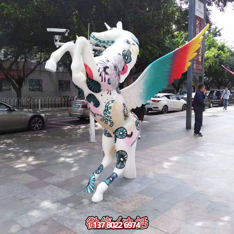 公園里擺放的玻璃鋼彩繪飛馬雕塑 公園里擺放的玻璃鋼彩繪飛馬雕塑