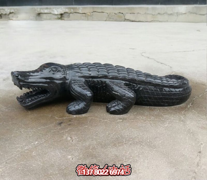 沙灘擺放的黑色的玻璃鋼創意鱷魚雕塑 沙灘擺放的黑色的玻璃鋼創意鱷魚雕塑