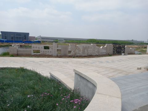 蘆葦湖景墻：鳴琴戴星，長26米，高2